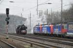 52 8134-0  Christkind Express  beim Umsetzen in Kln-West.Ich denke mal, der TF der 482 043-7 hat zeitig sein Fenster geschlossen, um nicht eingeruchert zu werden.