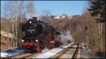 52 8079 am 26.02.2011 bei Wolkenstein. Der Berliner Sonderzug kommt hier durchs Zschopautal und hat bald Cranzahl erreicht. Die Fahrgste werden dort in die Fichtelbergbahn umsteigen und an den Hngen des Fichtelberges einen sonnigen Wintertag im Pulverschnee erleben. 