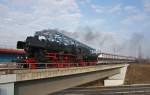 Am 01.04.2011 wurde der SVT 137 856 vom Schienenfahrzeugwerk in Delitzsch zum Dampfloktreffen nach Dresden berfhrt, wo er an diesem Wochenende im dortigen Hauptbahnhof ausgestellt war. Geschleppt wurde er von 52 8154-8 des Leipziger Eisenbahnmuseums, die ebenfalls Gastlok zum Dampflokfest war. Die Aufnahme entstand am Morgen auf der Brcke ber die Bundesstrae 2 in Leipzig-Mockau.
