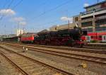 52 8134-0 der Eisenbahnfreunde Betzdorf zieht die (V200) 218 128-7, die keine HU besitzt, am 24.04.2011 durch den Hbf Siegen. Die Aufnahme wurde aus dem Sdwestflische Eisenbahnmuseum gemacht.