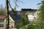 52 8080-5 am 22.04.2011 mit einem Karfreitagssonderzug von Lbau nach Ebersbach auf dem Viadukt in Ebersbach.