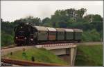 Endlich kam sie ! 52 8168 der BEM auf dem Weg von Mnchen ber Landshut, Plattling, Deggendorf, Gotteszell usw. nach Viechtach. Gerade kurz vor dem Deggendorfer Viadukt. (02.06.2011)