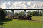 Sooo... Pfettrachtalbahn. Bereits gegen Ende entstand diese Foto mit einer mchtigen Cumulus-Wolken-Wand ber der Autobahnbrcke der A 92 die an jener Stelle die eh. Strecke Landshut - Rottal kreuzt. Zu sehen ist die 52 8168 der Nrdlinger Eisenbahner auf dem Weg nach Landshut. (05.06.2011, Altdorf)