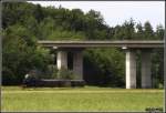 Wieder die 52 8168 der  BEM im Hintergrund die Autobahnbrcke der A92. Die Strecke wurde brigens laut eines  fachkundigen  Nrdlinger als  wie werksneu  beschrieben, da die Weichen - noch fast neu - von 1984 sind. Wers glaubt... (05.05.2011, Altdorf)