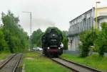 52 6168 setzt am 6.6.10 im sdlichen Bahnhofsbereich von Dinkelbhl um. Der Vergleich mit dem 16 Jahre zuvor in der gleichen Perspektive entstandenen Bild 517478 zeigt, wie stark die Bahnanlagen in der Zwischenzeit zurckgebaut wurden.