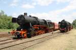 Die Kohlenstaublok 52 9900-3 und ihre Reko-Schwester 52 8183-1 am 05.06.2011 im Eisenbahnmuseum Schwarzenberg.