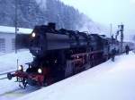 Hier ist ein weiteres Bild der 52 8154, aufgenommen beim Wassernehmen im eingeschneiten Bahnhof Oberhof.