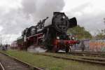 52 8154 am 08.10.2011 bei einer Fhrerstandsmitfahrt anllich des Eisenbahnfestes im Bahnmuseum Bw Weimar. Was auf diesem Bild attraktiver ist, die alte Dame auf dem Gleis oder das Mdel auf der Mauer, berlasse ich dem Urteil des geneigten Betrachters! ;-)