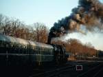 52 8177-9 zieht in schner Herbst-Abendsonne einen historischen Zug durch Rheinsberg. 8.12.02