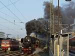 Nur wegen der phnomenalen Gre der Ruwolke will ich als Ergnzung zu meinem Bild ID 581374 hier noch dieses zeigen. 52 8079 von Dampf plus bei Ausfahrt aus Dresden-Hbf. zur SVC-Sonderfahrt ins bhmische Reichenberg (Liberec), aus dieser Region grt schon mal Kndelpresse 371 004, genannt  Otik  ; 17.03.2012