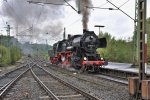 528134-0 der Eisenbahnfreunde Betzdorf von Siegen kommend, Lockschuppenfest 18.9.2011, spannt in Betzdorf um.