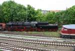 19.5.2012 Bernau bei Berlin. 52 8029 des Eisenbahnvereins „Hei Na Ganzlin  e.V. rangiert im S-Bahnhof. Mitgezogen wurde 346 980 (RME), rechts 231 012,(WFL).
