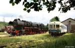 BEM Nrdlingen 52 8168-8 mit Sonderzug von Mnchen setzt am Zielbahnhof um, ehem. KBS 866 Lokalbahn Gotteszell - Viechtach - Blaibach, heute Wanderbahn, fotografiert im Bahnhof Viechtach am 02.06.2011 --> rechts der abgestellte Esslinger Triebwagen VT 05 der Regental Bahnbetriebs GmbH, der am 15. April 2006 auf seiner letzten Fahrt zum Einsatz kam.  