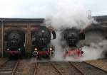 Drei 52-er im Ringlokschuppen im Bw Berlin-Schneweide beim 9. Berliner Eisenbahnfest am 08.09.2012. Die Stafurter 52 8184-5 macht mit Dampf und Licht auf sich aufmerksam.