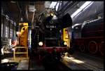 Gleich nach der Ankunft im Bahnpark Augsburg fuhr 52 8195-1 der Frnkischen Museums-Eisenbahn e.V. Nrnberg in die Dampflokhalle und wurde von unten  untersucht ... Das Bild entstand beim 30 Jhrigen Jubilum der IGE Bahntouristik im Bahnpark Augsburg am 9. September 2012. (Die Halle war an diesem Tag ffentlich zugnglich.)