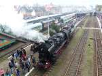 Bestaunt von Eisenbahnfans und Neugierigen wartet 52 8177-9 in Wolsztyn, bis alle Loks hintereinander auf zwei Gleisen stehen, damit die Parade beginnen kann.