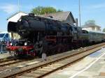 52 8079-7 steht hier mit ihrem Sonderzug im Bahnhof von Neuenmarkt-Wirsberg am 19.05.13.

