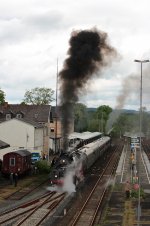 01 0509-8 und im Nachschub 52 8079-7 fahren bei den Pfingstdampftagen drei mal am Tag von Neuenmarkt-Wirsberg nach Marktschorgast und wieder zurck, hier bei der Ausfahrt aus Neuenmarkt-Wirsberg. 20.05.2013