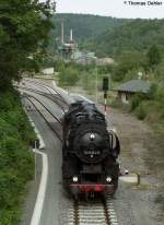 Am 03.09.06 bespannte 52 8154 zum  Tag der Sachsen  Pendelzge auf der wiedererffneten Strecke Pockau-Marienberg. Die 52er ist hier gerade vom Wassernehmen im Bf Pockau gekommen, und setzt gleich zurck vor den Zug. Rechts im Hintergrund erkennt man noch die Einfahrt in die ehemalige Lokeinsatzstelle. Die Anlagen sind noch vorhanden, aber vllig zugewuchert.