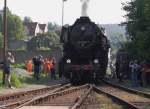 52 8195 der Frnkischen Museums-Eisenbahn (FME) am 07.09.2013 bei der Einfahrt ins Meininger Dampflokwerk, hier gerade bei der Passage des Werkstores.