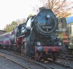 19.10.13 / die nicht Betriebsfhige 52 8098-7 des Bahnmuseum Leipzig durfte zur Fahrzeugausstellung auch mal aus dem Lockschuppen