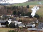 Am 22.12.13 fuhr der Berliner Sonderzug nach Annaberg-Buchholz. Da die Berliner 52er defekt war,fuhr die 52 8131-6 aus Nossen. Hier zusehen bei der Ausfahrt in Raschau.