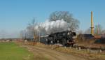 Sonne, eine 52er auf Oderbruch-Rundfahrt und ein alter Bahnhof in der Mark Brandenburg. Friedersdorf, 07.04.13