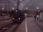 Eine Dampflok der Baureihe 52 bespannte am 09.12.2006 einen Sonderzug von Leipzig Hbf. Wohin wei ich nicht. Planmige Abfahrtszeit war 9 Uhr in die Frhe. Wer will, dem kann ich ein Video schicken, wie dieser Sonderzug losgefahren ist. Meldet euch, indem ihr eine Mail schickt an intercity2457@yahoo.de .