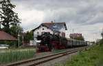 Dampflok 524867 war am 28.05.2014 im Rahmen des Dampfspektakel 2014 mit einem stilreinen Umbau Wagen Zug von Neustadt nach Bundenthal - Rumbach unterwegs hier bei der Durchfahrt in Maikammer -