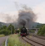 Es dampfte im Alsenztal - Dampfspektakel 2014 in der Pfalz am Sonntag 01.06.2014.

Wir hatten es uns in Winnweiler  bequem  gemacht und warteten auf den nächsten Dampfsonderzug.
Bei der Abfahrt des Zuges brauste noch ein Auto aus Frankreich auf uns zu.
Einer der Insassen sprang über die Leitplanke und rannte über zwei Gleise damit er noch die Ausfahrt auf Video bannen konnte.

Manchmal ist das  Rahmenprogramm  noch spannender als die Züge :-))

52 4867 mit dem Sonderzug Alsenz - Neustadt Weinstraße bei der Ausfahrt in Winnweiler.

Bahnstrecke 3320 Hochspeyer - Bad Münster am Stein (Alsenztalbahn)