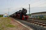 Bei der Einfahrt in Meckesheim ist hier die  52 7596 mit vier Umbauwagen zusehen.
Sie ist auf dem Weg nach Sinsheim. 29.5.2014