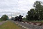 Auf abendlicher Heimfahrt von der Müritz-Rundfahrt aus Waren (Müritz) nach Berlin Schöneweide.
Die 52 8177-9 mit dem Traditionszug bei der Durchfahrt in Nassenheide am 14.06.2014.