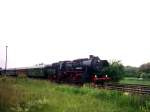 BR 52 der Berliner Eisenbahnfreunde am 31.05.2003 kurz vor dem Bahnhof Gsten