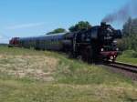 Während die PRESS 112 565 den planmäßigen Zug von Lauterbach Mole nach Bergen/Rügen,am 15.Mai 2014,fuhr die 52 8079 nur Schlußlok mit.Aufnahme bei Pastitz.