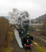 
Mit einer mächtigen Rauchfahne durchfährt die Betzdorfer  52 8134-0 (ex DB 052 134-4, ex DR 52 8134-0) am 30.11.204 Herdorf, hier kurz hinter dem Bahnhof bzw. kurz vor der Brücke Wolfsweg. 

Heute veranstalten die Eisenbahnfreunden Betzdorf ihre alljährlichen Nikolausfahrten zwischen Betzdorf/Sieg und Würgendorf auf der Hellertalbahn (KBS 462).
