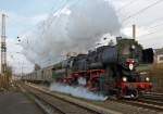 
Auch wenn Sankt Nikolaus am 06.12. war, so gab es noch am 07.12.2014 Nikolausfahrten der Eisenbahnfreunde Betzdorf (EFB) mit ihrer 52 8134-0 (ex DB 052 134-4, ex DR 52 8134-0) auf der Ruhr-Sieg-Strecke (KBS 440) von Siegen nach Altenhundem, hier fährt sie, Rauchkammer voraus, durch Kreuztal in Richtung Siegen.

Dies war zudem der Saisonabschluss 2014 der Eisenbahnfreunde Betzdorf. Dank an die Eisenbahnfreunde für die tolle Fahrten und die damit verbundene Arbeit.  Auch für die nächste Saison wünsche ich der EFB allseits gute Fahrt.

Übrigens, dies war eine der wenigen wahren DB 052, bedingt durch die Wiedervereinigung wurden Loks der DR BR 52.80 zu DB 052ern.


