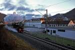 Die Eisenbahnfreunde der Zollernbahn unternehmen eine Sonderfahrt von Horb am Neckar an den Weihnachtsmarkt in Konstanz.
Hier dampft der Sonderzug geführt von der Dampflokomotive 52 7596 am weltberühmten Mauser Werk in Oberndorf am Neckar vorbei.Bild vom 21.12.2014