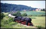 527596 kehrt am 27.5.1990 mit einem BDEF Sonderzug von Ohrnberg nach Bad Friedrichshall zurück und hat hier gerade die Kocherbrücke bei Ohrnberg passiert.