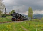 52 8168 mit einem Sonderzug am 02.05.2015 bei Ruhmannsfelden.