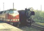 Die Ablsung fr die Dampfloks steht schon bereit.DR Diesellok 119 036-2 neben der 52 8192-8 im Mai 1983 in Kamenz.