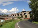 150 Jahre Eisenbahn um Cheb gab es am 19.09.15.
52 8079 brachte den Sonderzug von As nach Cheb.
Hier auf dem Viadukt in Cheb.