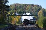 Berliner 52 8177-9 mit dem Sonderzug Berlin - Nossen durch Fhrt die Signalbrckte in Rowein 11.10.2015