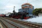 Nachdem 52 4867 der HEF am 05.09.2015 in Schweinfurt Hbf ihre Wasservorräte ergänzt hat, setzt sie sich nun in Bewegung, um ans andere Ende ihres Sonderzuges nach Meiningen umzusetzen.