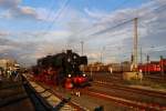 Hauptbahnhof Schweinfurt am Abend des 05.09.2015. Nachdem 52 4867 der HEF Wasser genommen und umgesetzt hat, rangiert sie jetzt wieder an ihren Sonderzug heran, um ihn, nach einem Besuch der XXI. Dampfloktage in Meiningen, zurück nach Frankfurt/Main zu bringen.