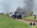 Weiter weg als erwartet. Zwar wurde die Straße wenige Meter hinter dem Fotostandort zunächst von Bahnpersonal gesperrt, doch zur Enttäuschung der hier wartenden Fotografen fuhren die Loks nur bis zur Signalbrücke. 30.4.2016