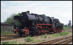 528038 der Dampf Eisenbahn Weserbergland rangiert am 19.5.1997 in Rinteln.
