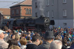 Nimmt ein   Bad in der Menge  und bekam viel Beifall auf der Drehscheibe  52 8079-7 zum Narodni den zeleznice  in Cheb. 24.09.2016 10:56 Uhr.