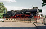DR-Reko-Dampflok 52 8056 am 17.07.1991 als Denkmallok am Bf.