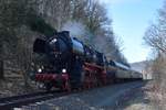 BR 52 8154-8 zieht am Morgen des 07.04.2018 ihren Sonderzug von Meissen-Triebischtal kommend ihren Sonderzug Richtung Meissen-Altstadt anlässlich des 10.