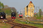 Viele Jahre Eisenbahngeschichte.
Links die 52 8131 der WFL mit dem Sonderzug durch Berlin, die 52 8177-9 der DLFB, der fünfteilige Hamster auf der RB 24 nach Senftenberg und das historische Stellwerk Schöneweide.
So gesehen beim Frühlingsfest am 21.04.2018 im Bw Schöneweide.

